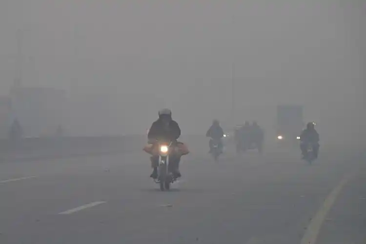 巴基斯坦拉合尔雾霾中出行