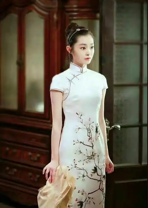 其实宋轶早年也是凭借旗袍造型才出圈的,风情却又不显风尘,难怪她和