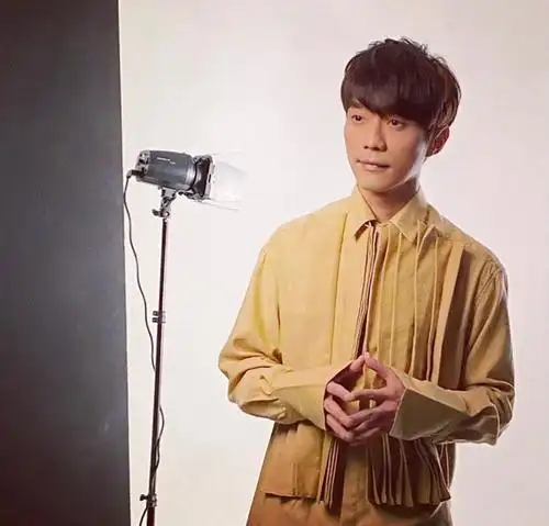 40岁张栋梁近照曝光,身材清瘦显疲态,靠小商演捞金现终复出?