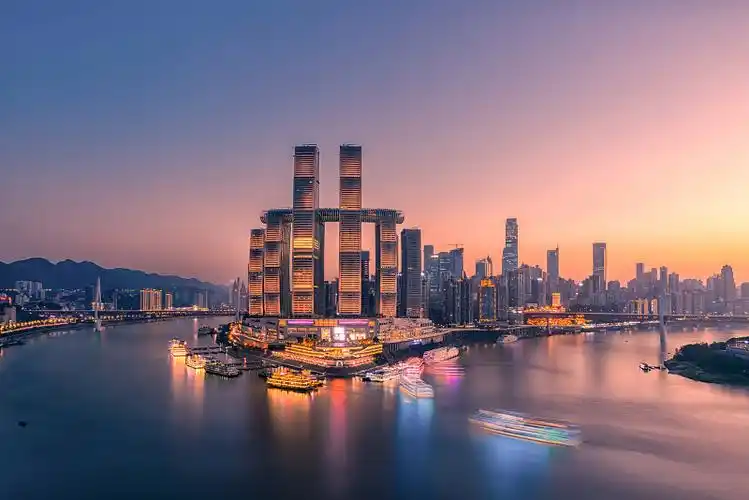 重庆市渝中区朝天门来福士广场夜景风光图片