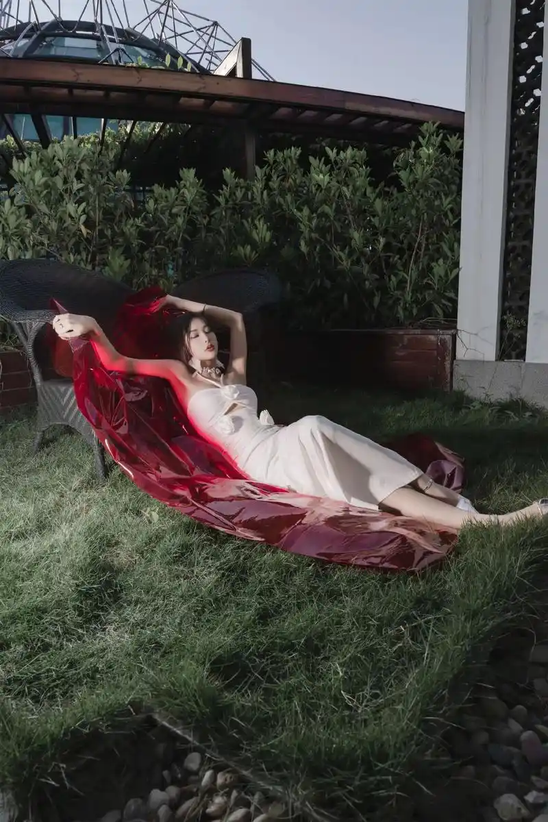 不要问我片子的含义,当代艺术是开放式命题.#当代摄影 #抖音 - 抖音