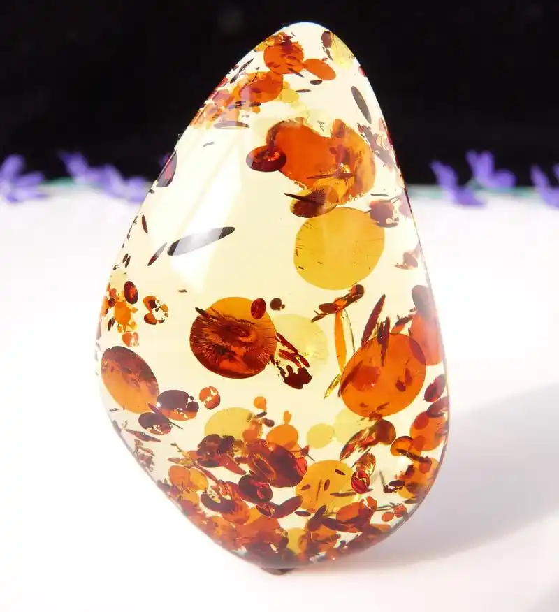 男子沙滩捡石头价值近百万竟是珍稀海琥珀