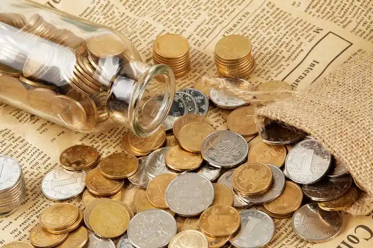 摆放硬币纸币背景图片硬币堆放在桌上背景图片桌面摆放钱币背景金融