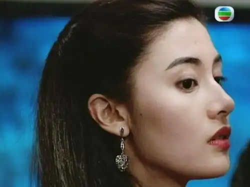 的眼球略凸出,但是高眉骨掩盖了这个问题早期李嘉欣侧面弧度非常优美