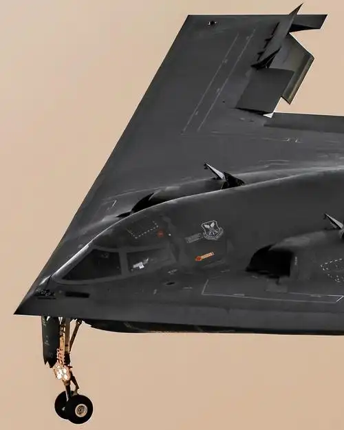 美国b2战略轰炸机低空飞行细节高清照