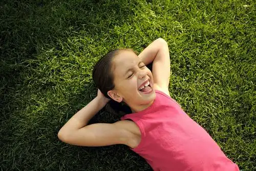 西方人,儿童,一个人,躺,闭眼,笑,大笑,横图,俯视,室外,白天,兴奋,纯洁