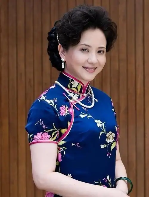 后来,为了圆儿时的当兵梦,陶慧敏加入了南京军区文工队.