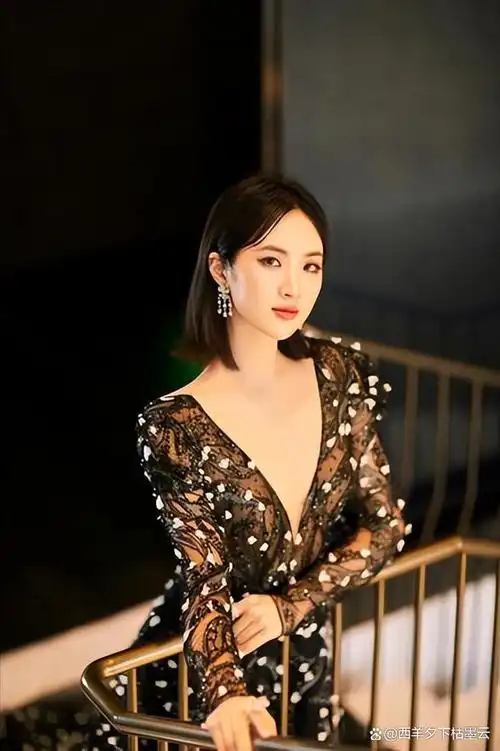 他再次发文,建议姚安娜选择拍纪录片或文艺片,或者演小剧场话剧,认为