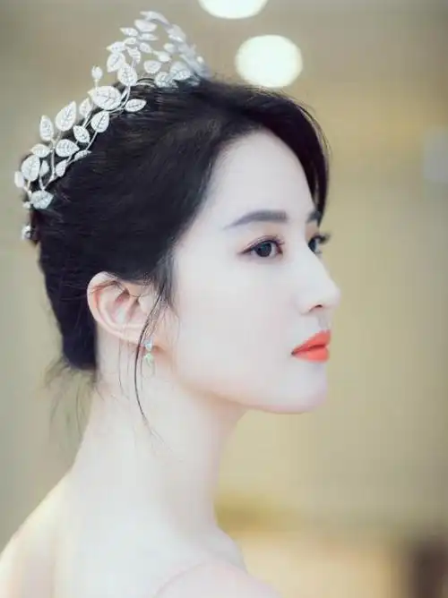 谈及刘亦菲这个名字,几乎已然成为了美丽的标签.