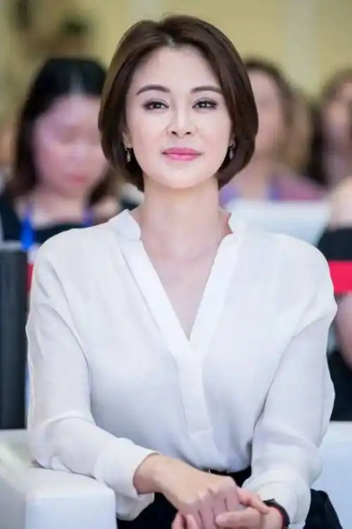 配白衬衫和半身裙,颇有职场女强人既视感_发型_时尚_裙子