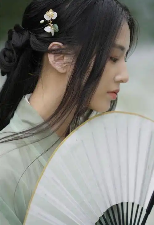 黄圣依古风写真大片释出!白衣青衫举止韵味十足