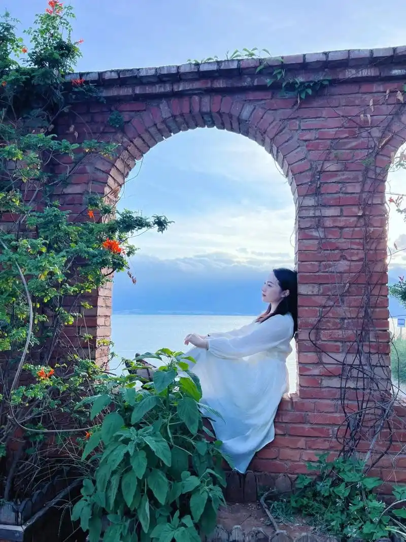 大理双廊杨丽萍的月亮宫 太阳宫 依托自然山体 漂于洱海之上 孔雀精灵