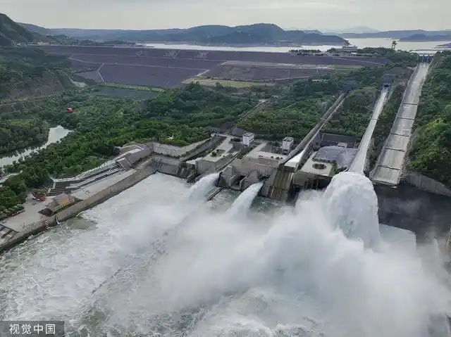 黄河小浪底水利枢纽泄水腾库调控水沙关系,黄河巨流从泄洪洞喷薄而出