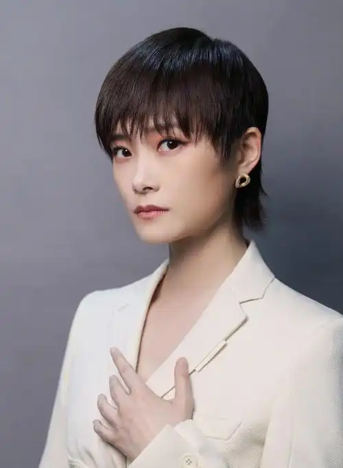 李宇春的风格和很多既定的美不一样,超短发又酷又飒,走的风格也是偏