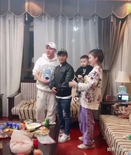 网友爆料宋小宝二婚娇妻出镜撕开了多少自媒体的遮羞布