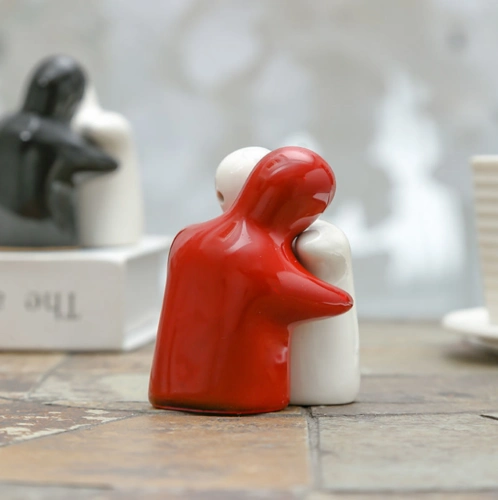 李沁电影温暖抱抱摆件同款拥抱小人摆件