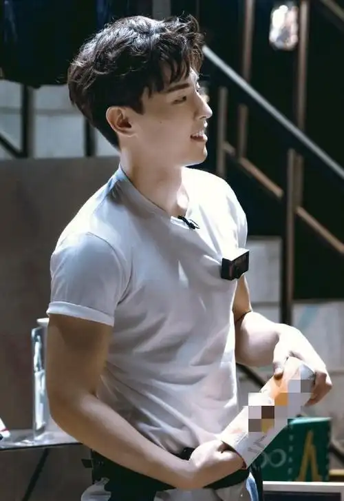 邓伦穿紧身衣训练肌肉线条丰满也是一个深藏不露的健身玩家