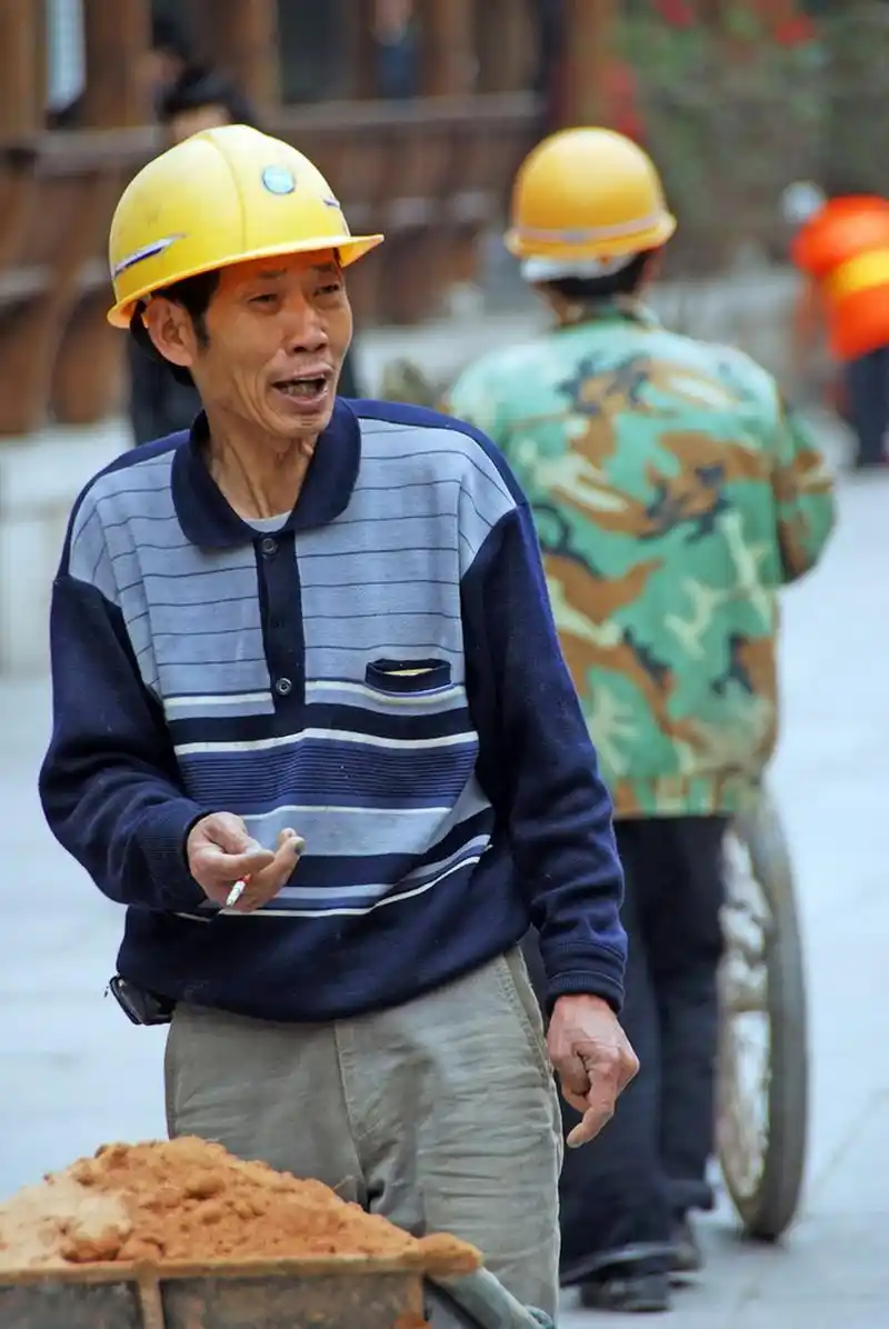 专家说76%的农民工60岁后不愿休息,他们不是不愿意,而是休息不起.