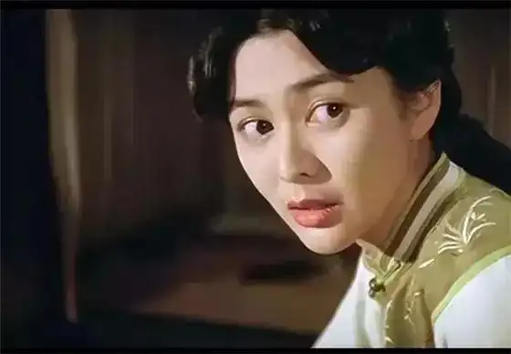 关之琳毫无综艺感,就喜欢她被五福星占便宜的样子