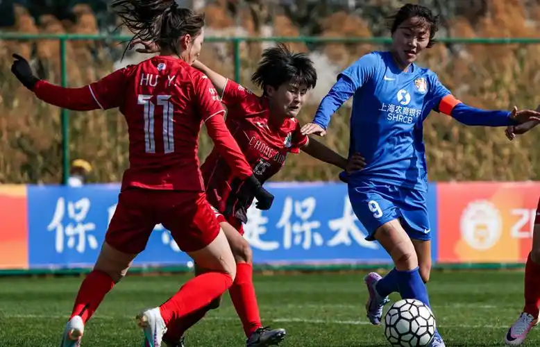 新华社记者江文耀摄2月18日,上海农商银行队球员金菁(左)在比赛中射门