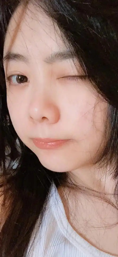 谭松韵晒日常对镜自拍##谭松韵对镜自拍素颜照##谭松韵分享日常