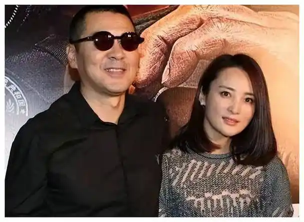 原创48岁蒋勤勤携老公亮相展示新穿法开会时正经夜店时性感