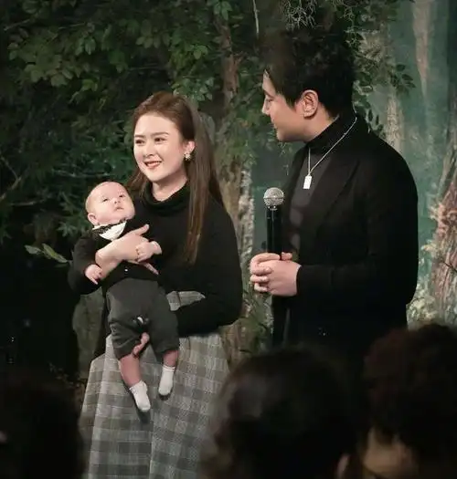 沈腾老婆王琦带娃出游被拍,疑似二胎曝光