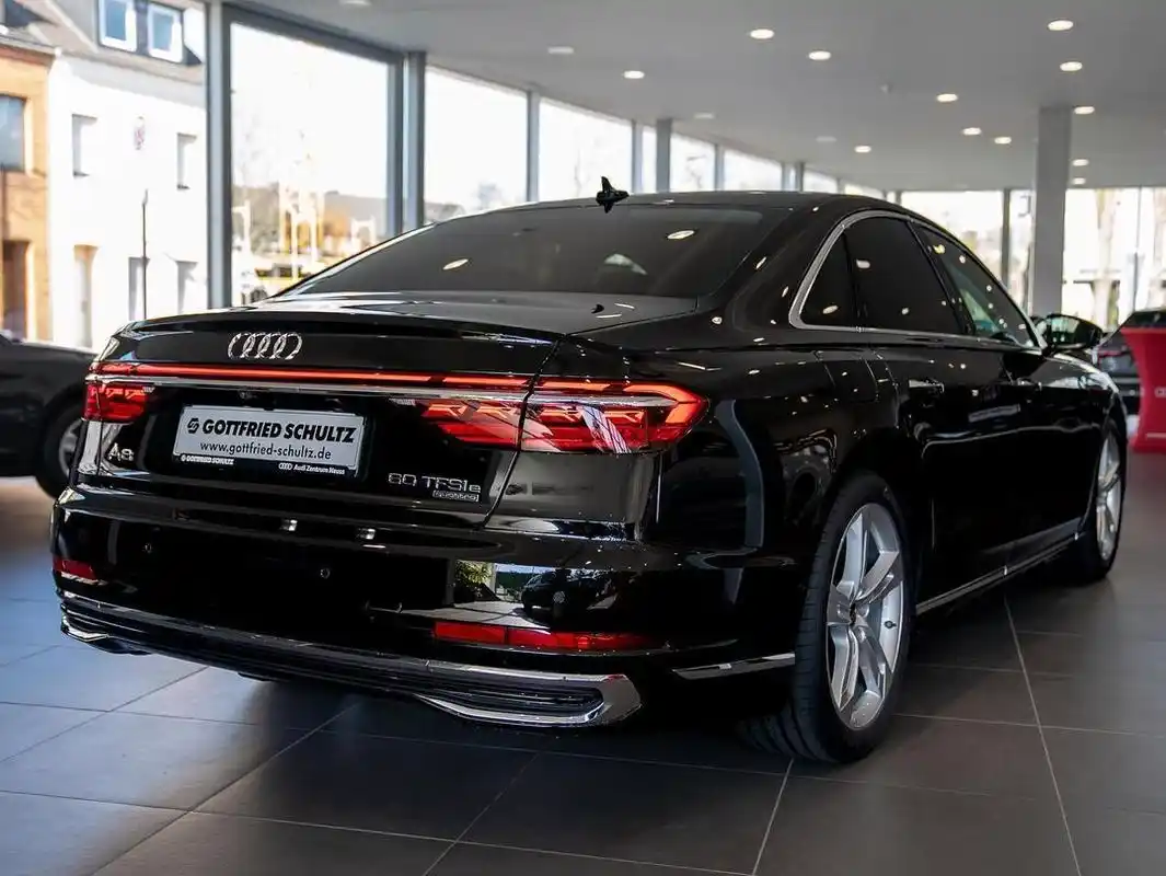 首台2023款奥迪a8进店,优雅又帅气,新款灯组 矩阵格栅,霸气