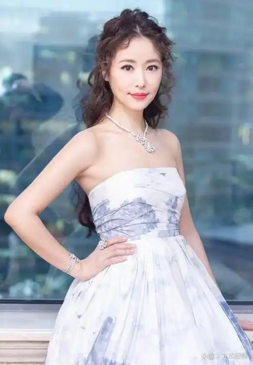 能看出来已经将近50岁的林心如保养的很不错,已经是当妈的人了,但整个