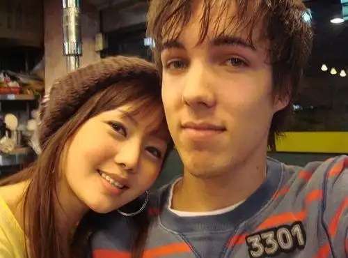 第2页:兽王grubby与美女ppg亲密照更多grubby和ppg的亲密照请点击下一