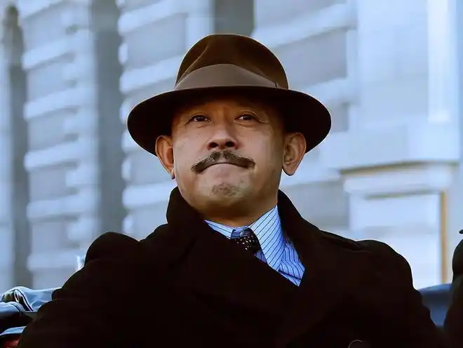 59岁姜文做核酸遭偷拍双手插裤兜个性十足怒指偷拍者不要乱拍