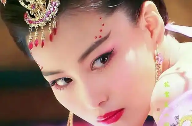 无疑,张馨予也是一个大美人,小时候在《封神榜》里饰演的妲己让多少人