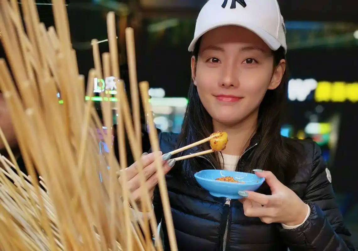 温柔也是有原因的:张嘉倪拒绝合影被骂,没有发脾气还温柔回应