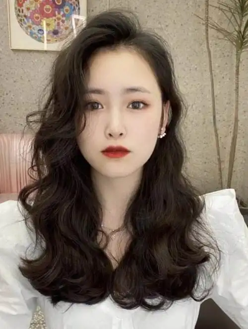 长卷发发型图片2021款 适合冬日的浪漫卷发