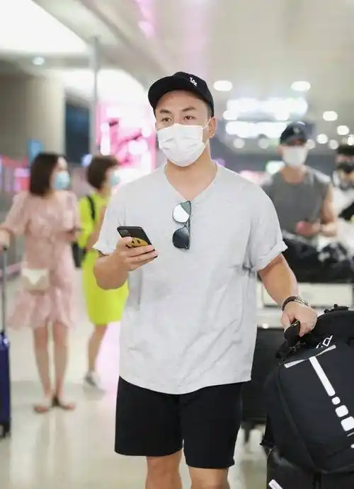 释小龙穿搭好随性宽松t恤配短裤五五分身材真盖不住