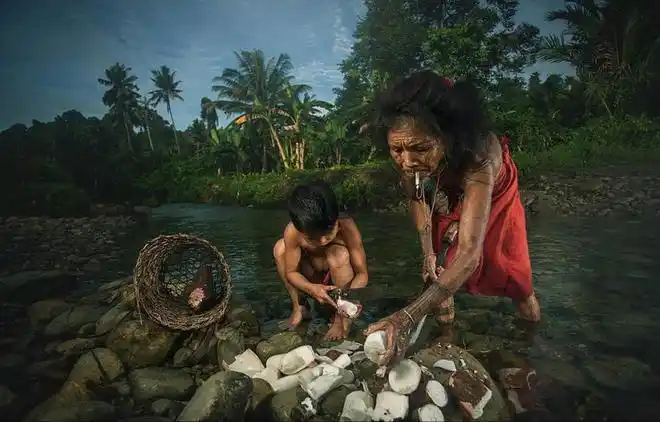 印尼原始森林里的部落生活原始女人都光着身子