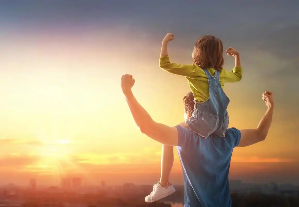 快乐温馨的家庭父亲和他的女儿在户外玩耍幸福童年孩子幸福的人美好