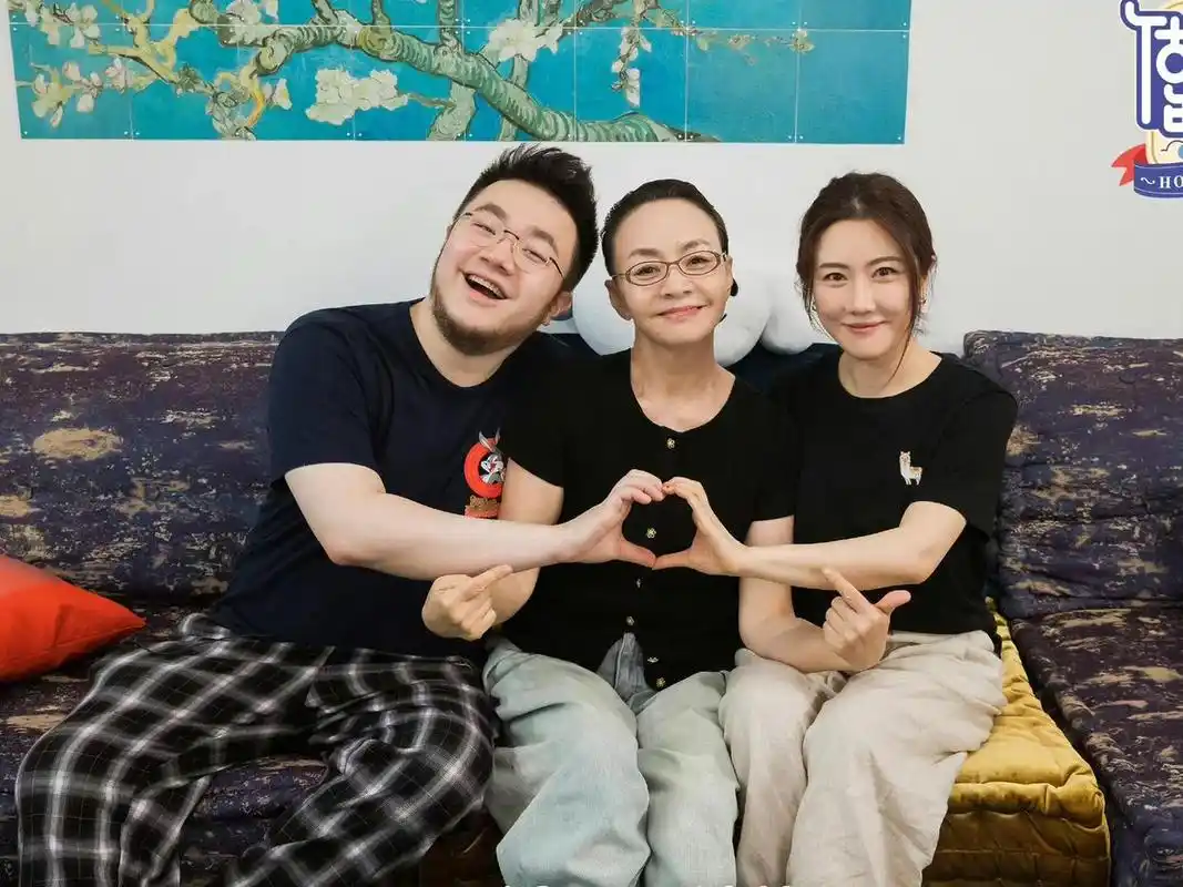 巴图|宋丹丹儿子住所太寒酸?看似不起眼实则都很贵!一张沙发价值30万