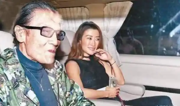 意气风发,一身白衣健硕又帅,与女友复合笑得很欢乐_coco_身体_刘嘉玲