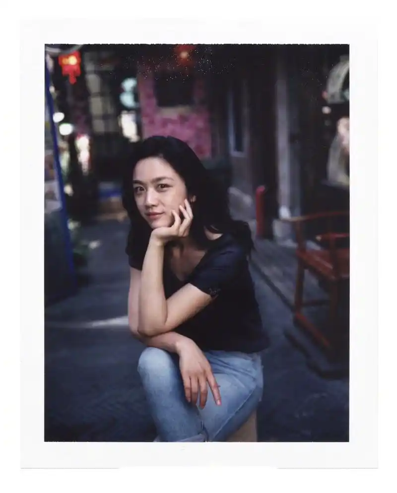 39岁汤唯素颜出镜,穿着朴素别具一格,满脸雀斑美得太高级!