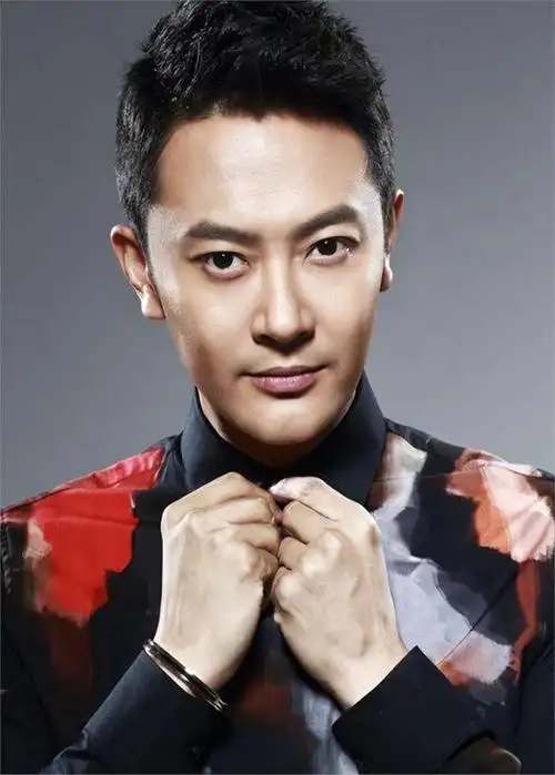 印小天一生荣誉毁在两个女人手中如今已又走上了一条康庄大道