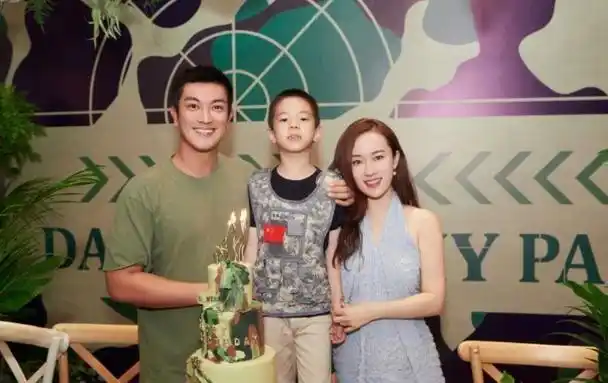 风波后更甜杜江霍思燕高调秀恩爱冲浪板上玩接吻甜出新高度