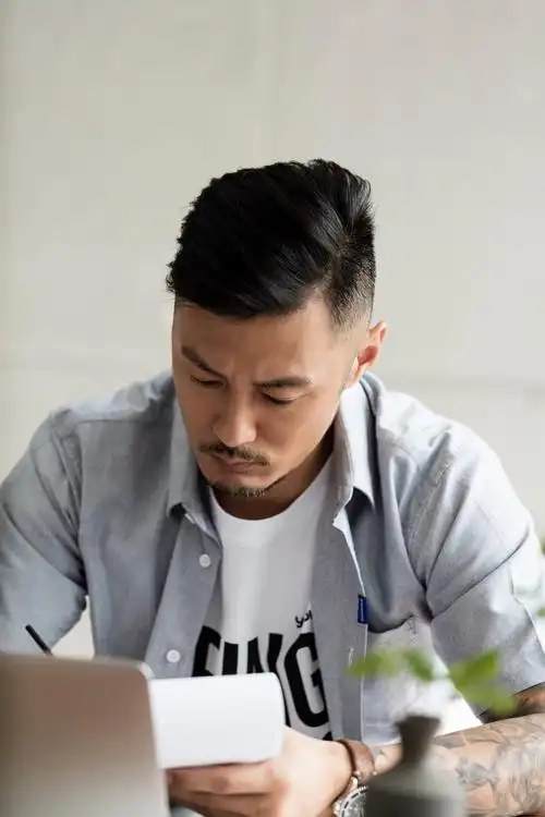 " 他的发型是以简洁,整齐为主, 余文乐亦是油头潮流的带动者.