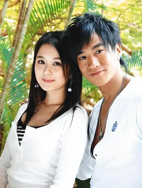 不久,《泡沫之夏》要开拍了,何润东和大s在剧中演得特甜蜜,这可是他头