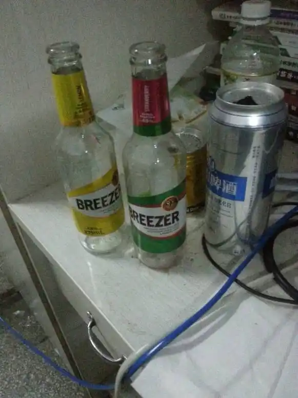 谁能给我发几个桌子上摆着酒瓶的照片啊 急用 跪求