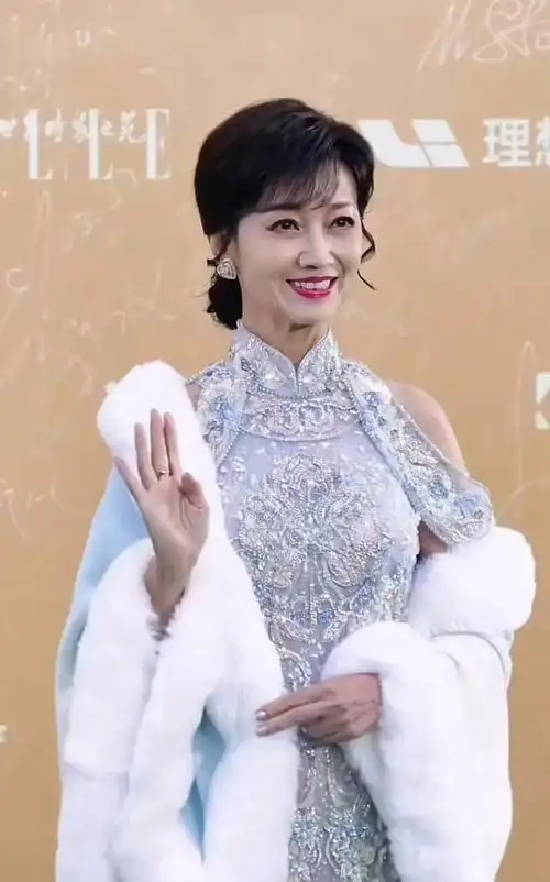 以其优雅魅力著称的知名演员赵雅芝,也受邀参加,并于12月25日分享