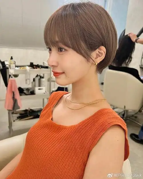 邂逅女士挂耳短发,绽放精致时尚魅力