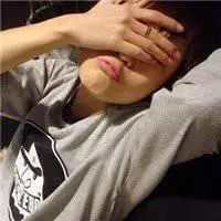 难过的头像男生捂脸点击鼠标右键下载