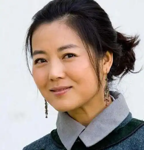 49岁王茜华近照流出透漏藏了8年的二婚老公被曝患过甲亢