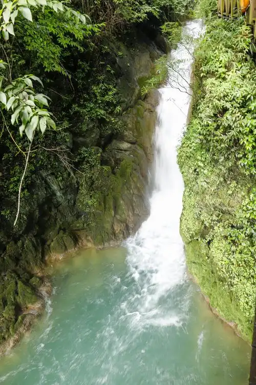 三尺平,天无三日晴"一点不假,一会烈日炎炎,一会就暴雨如注;山峦叠嶂